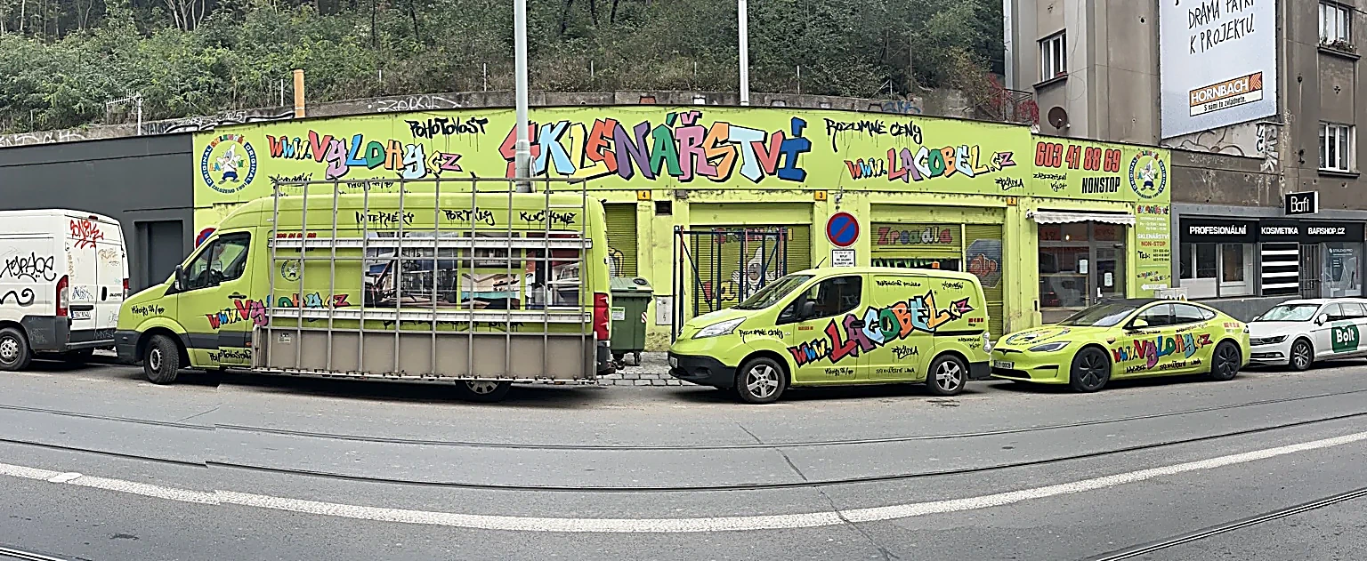 Sklenářství LANA – provozovna a firemní vozy