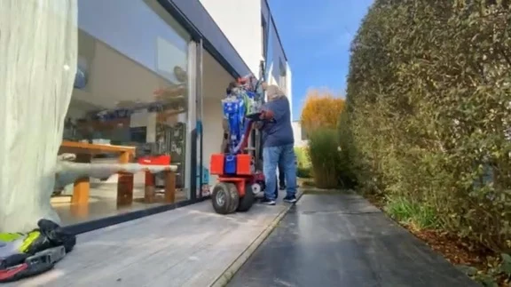 Manipulátor u prosklené stěny
