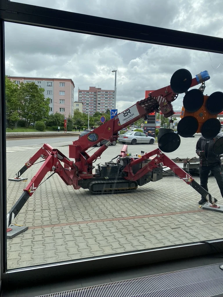 Spider minijeřáb před výlohou