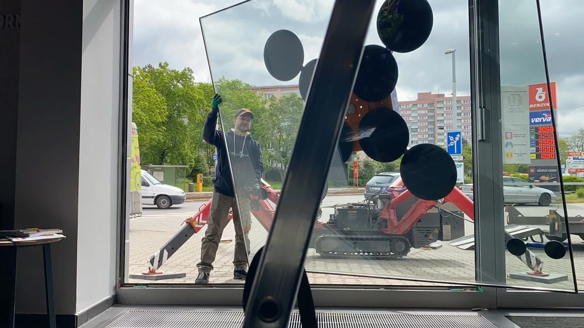 Usazování velkého skla do otvoru